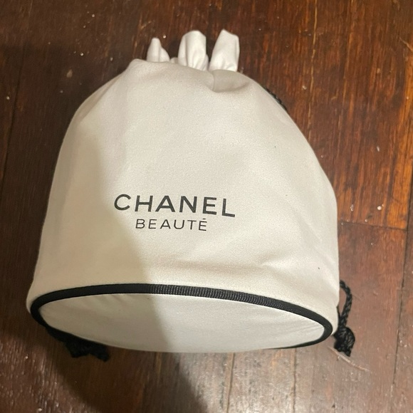 Chanel beute white pouch with black drawstrings - Picture 4 of 4